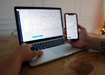 XRP Holds $1 Support As Wallet Growth Hits Three-Month High