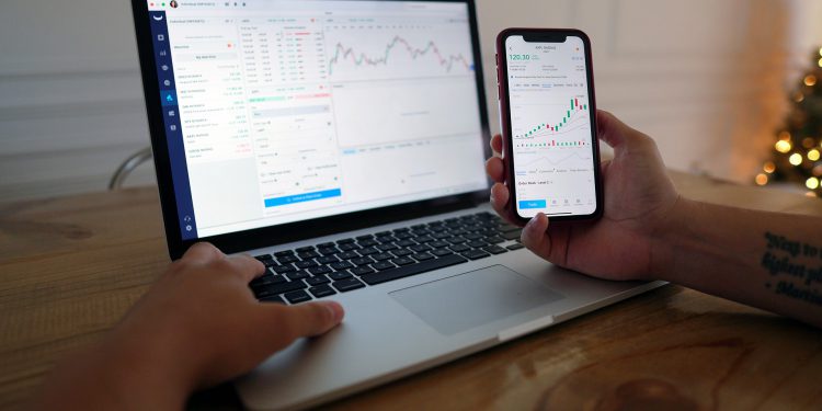 XRP Holds $1 Support As Wallet Growth Hits Three-Month High
